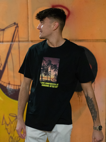 Modellen er 180 cm høj og bærer en størrelse M.