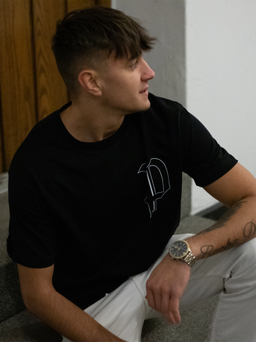 Modellen er 180 cm høj og bærer en størrelse M.