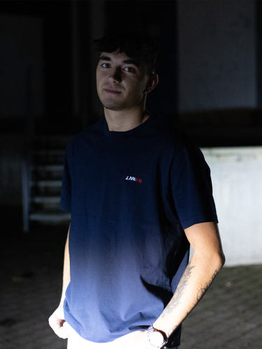 Modellen er 180 cm høj og bærer en størrelse M.