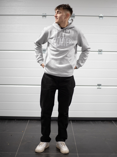 Modellen er 180 cm høj og bærer en størrelse M.