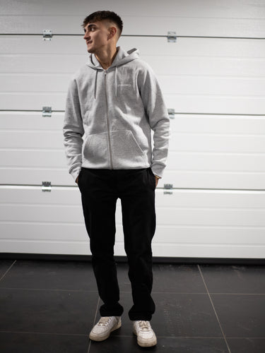 Modellen er 180 cm høj og bærer en størrelse M.